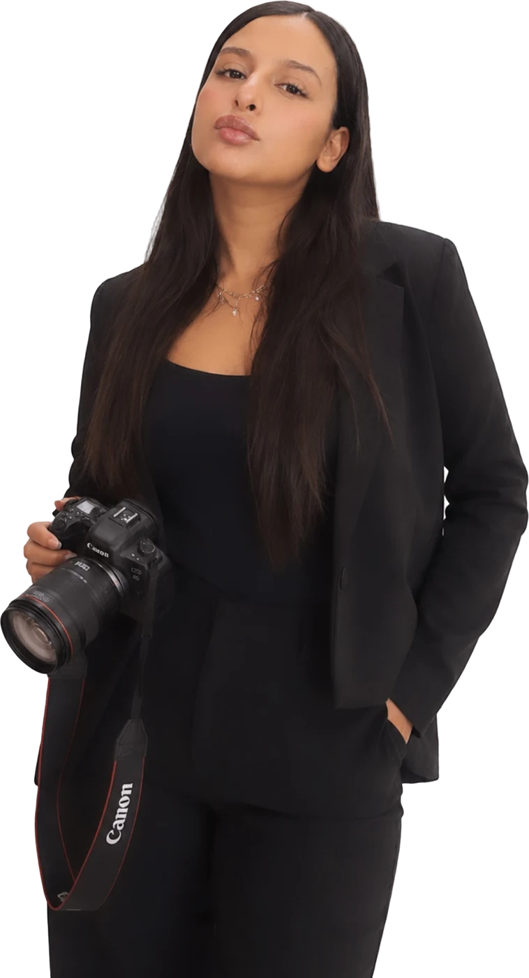 בתאל אנקי בחליפה שחורה, עם מצלמת Canon